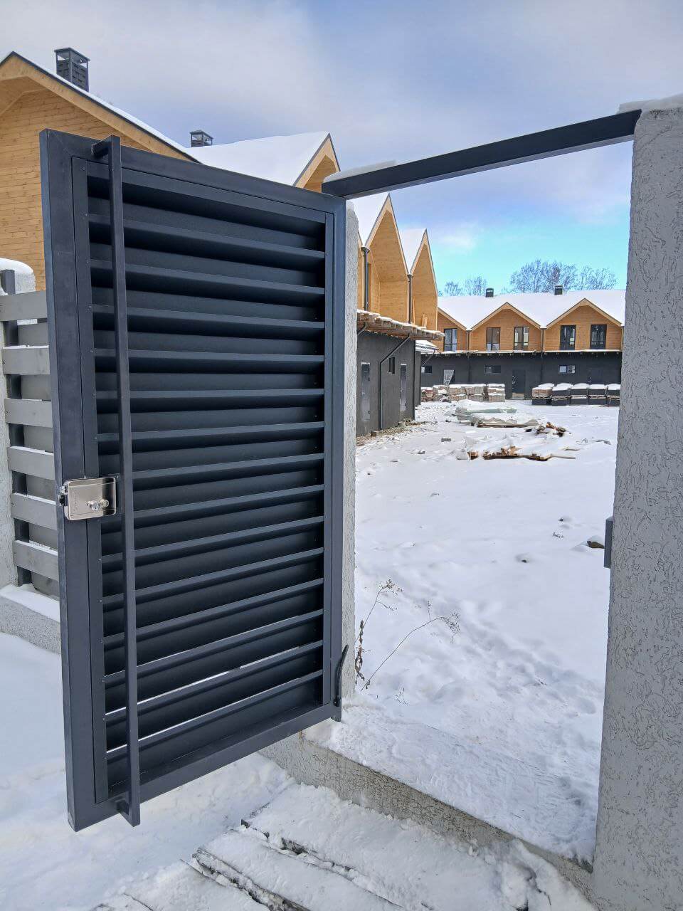 Входная группа из ламелей Хай-Тек RAL7024/7024 Серый Графит двусторонний МАТТЕ фото 21 в Екатеринбурге