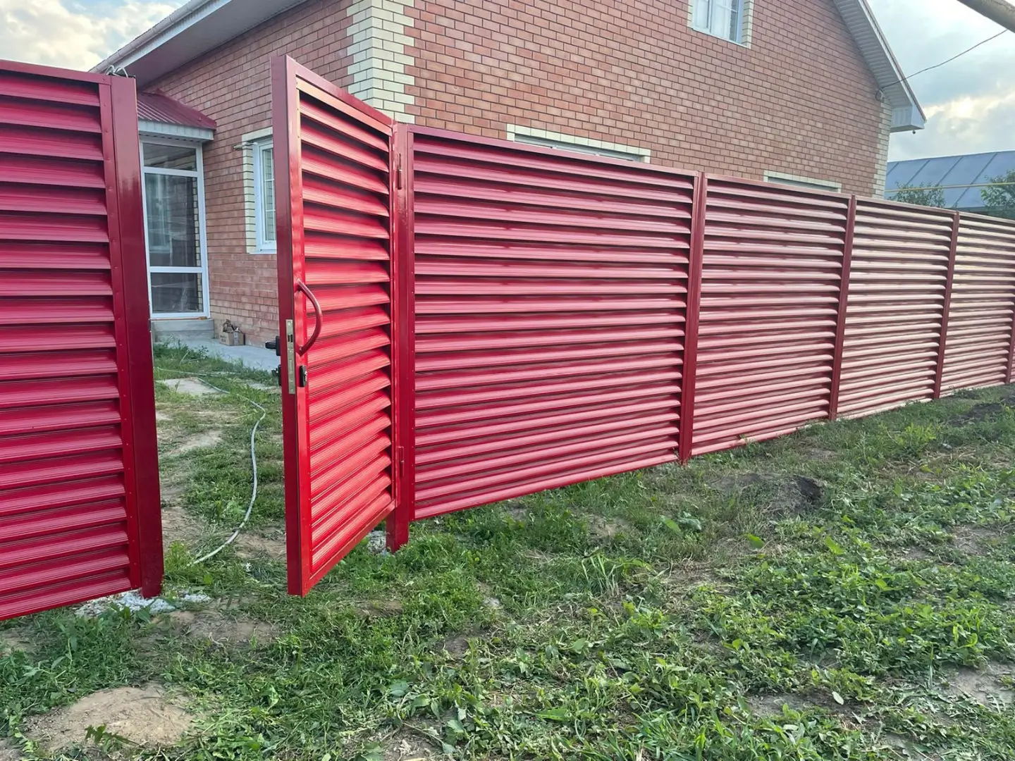 Забор-жалюзи из ламелей Еврожалюзи 24м RAL3003 Рубин фото 6 в Екатеринбурге